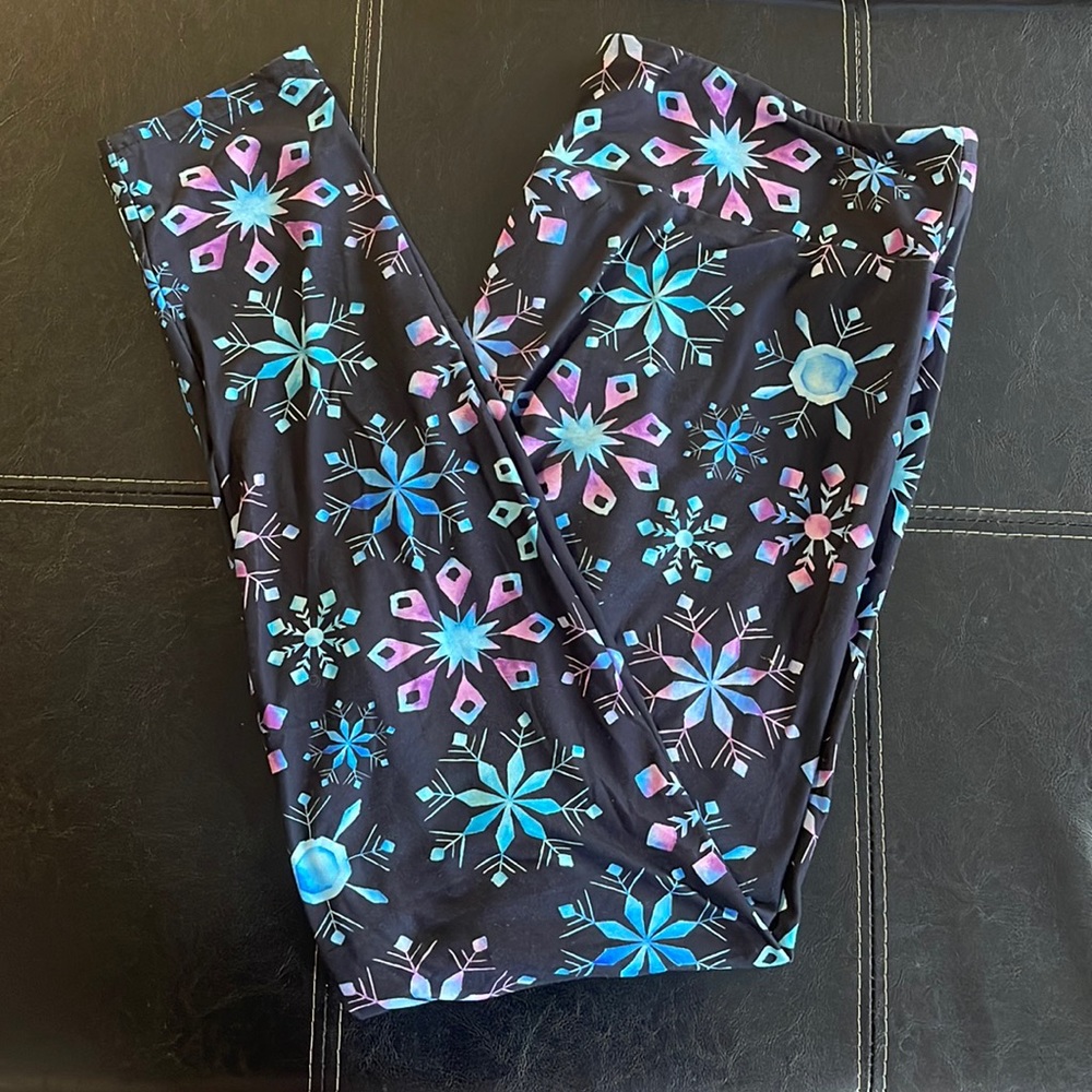 Never been worn size TC2 snowflake winter soft leggings